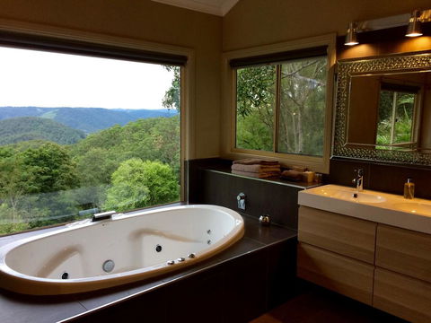 Maleny Luxury Cottages - Flights 1