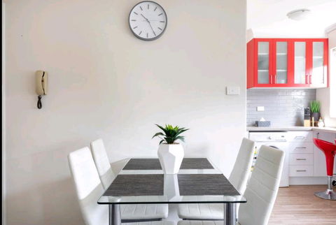 Modern St Kilda East Apartment - Free Parking - Flights 1
