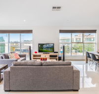Modern Unit With Balconies Near Melbourne Airport - Flights
