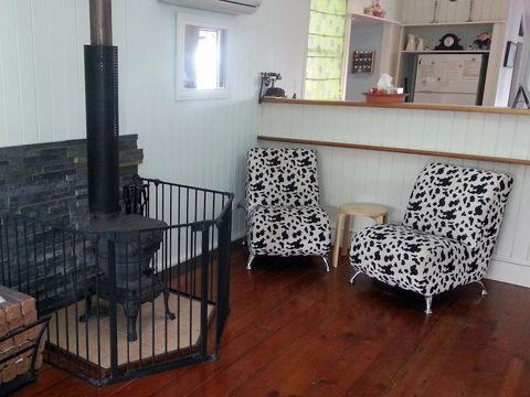 Montville Holiday House - Flights 3