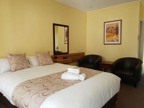 Moon River Motor Inn - Flights 2