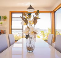 Moonah House-10 mins to CBD  MONA 4BR 2 BATH great view park 3 cars sleep 11 king bed en-suite - Flights