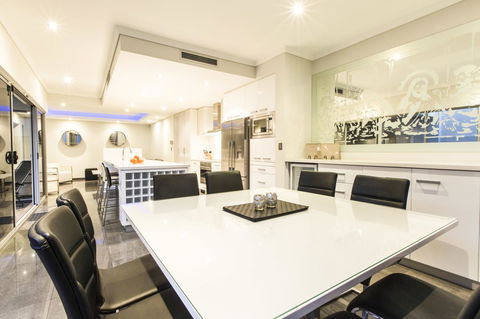 Ambar Villa Between City And Freo - Flights 10