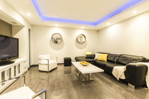 Ambar Villa Between City And Freo - Flights 5