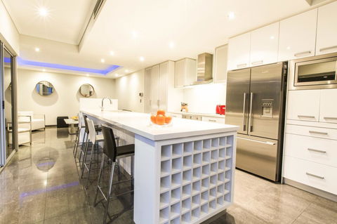 Ambar Villa Between City And Freo - Flights 28