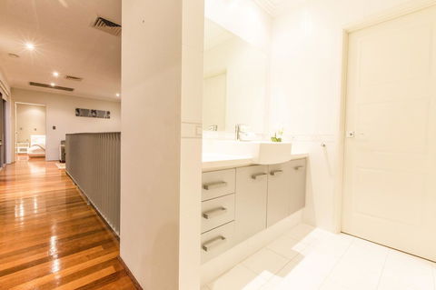 Ambar Villa Between City And Freo - Flights 18