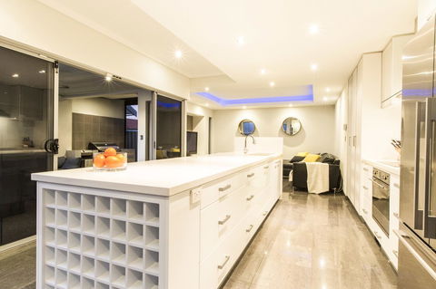 Ambar Villa Between City And Freo - Flights 11