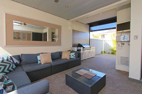 Ambar Villa Between City And Freo - Flights 1