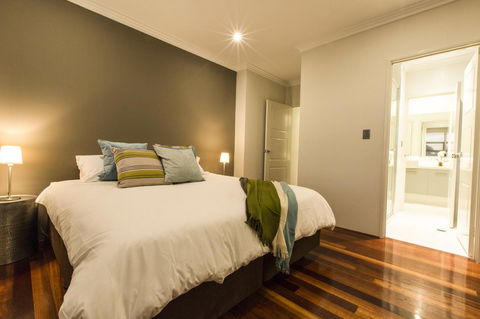 Ambar Villa Between City And Freo - Flights 7