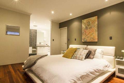 Ambar Villa Between City And Freo - Flights 24
