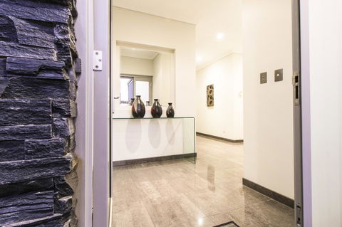 Ambar Villa Between City And Freo - Flights 22