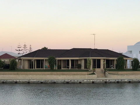 LA ANCHOR ON THE CANALS (MANDURAH) - Flights 16