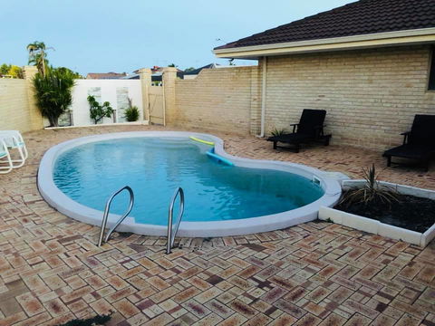LA ANCHOR ON THE CANALS (MANDURAH) - Flights 11
