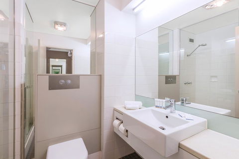 Best Western Plus Launceston - Flights 4