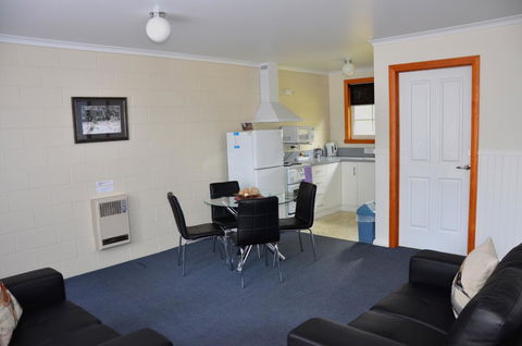 Castaway Holiday Apartments - Flights 12