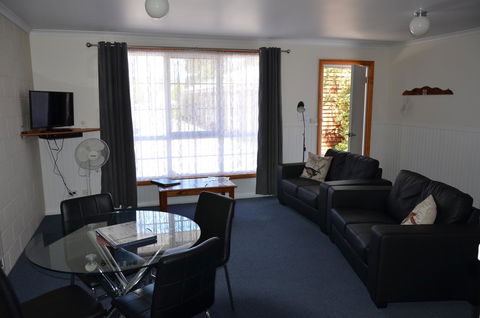 Castaway Holiday Apartments - Flights 27