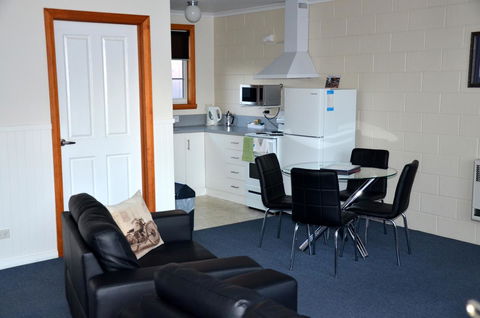 Castaway Holiday Apartments - Flights 10
