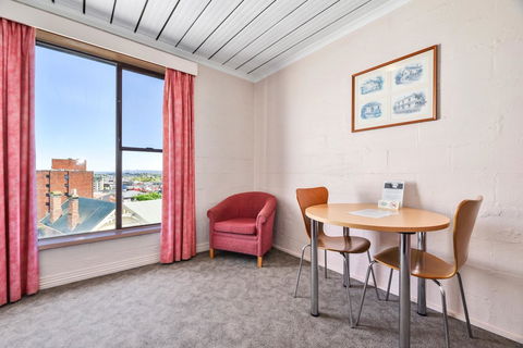 Balmoral On York - Flights 3