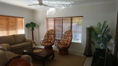 Palm Lakeside Holiday Home - Bowen, Whitsundays, Queensland - Flights 2