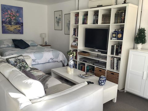 Petite Provence Cottage - Flights 1