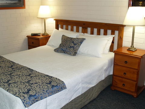 Pigeon House Motor Inn - Flights 1