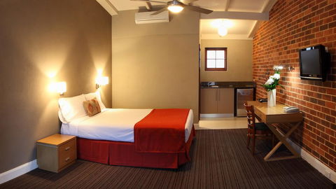Rose & Crown Hotel - Flights 1