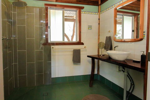 Shady Creek Eco Cabin, Peaceful Country Getaway - Flights 3