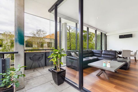Smart Apartment In Elegant Suburb Close To City - Flights 2