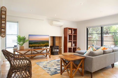 Spacious Home In The Heart Of Avalon Beach - Flights 3
