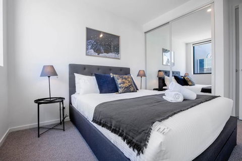 Stunning Light&Bright New One Bedroom APT@Hawthron - Flights 2