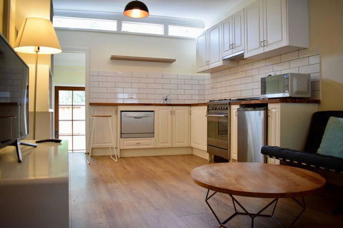 Stylish Cute Cottage In McMahons Point - Flights 1