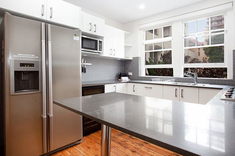 Sunlit 2-bed Apartment Metres From The Beach - Flights 2
