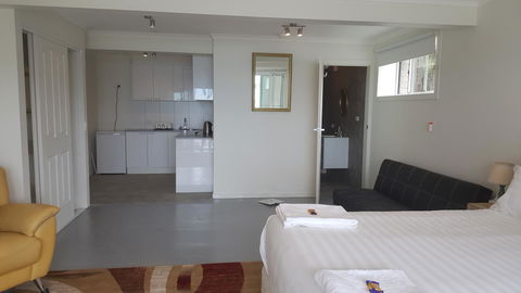AppleBay Guest House - Flights 7