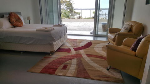 AppleBay Guest House - Flights 3