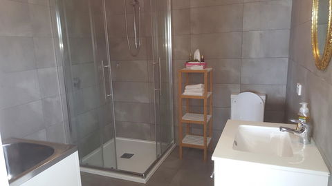 AppleBay Guest House - Flights 8