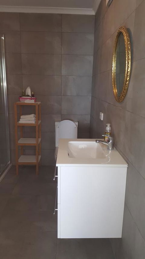 AppleBay Guest House - Flights 9