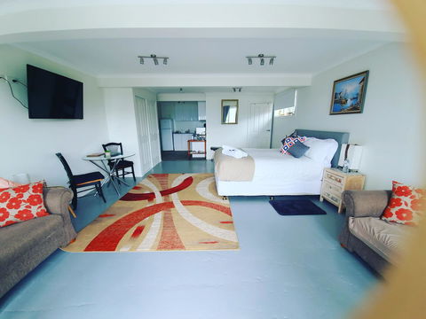 AppleBay Guest House - Flights 1