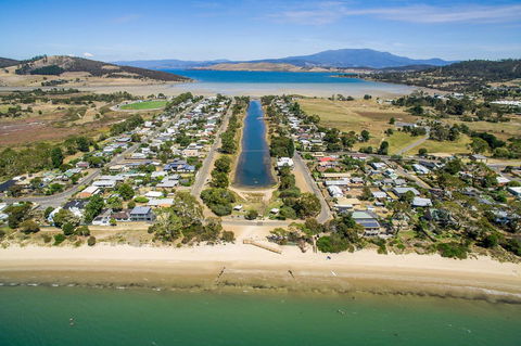 Aqua Beachfront! - Flights 18