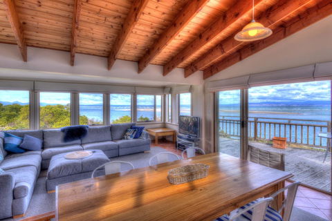 The Strand ~ On The Edge Of The Beach - Flights 0