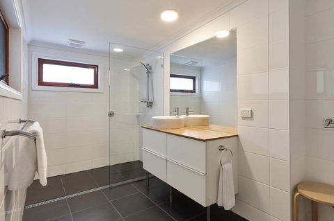 DOLPHIN LOOKOUT COTTAGE - Amazing Views Of The Bay Of Fires - Flights 2