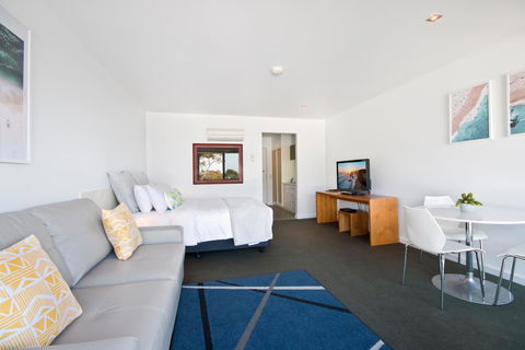 Lorne Bay View Motel - Flights 10