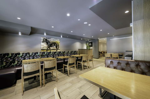 Brady Hotels Central Melbourne - Flights 15