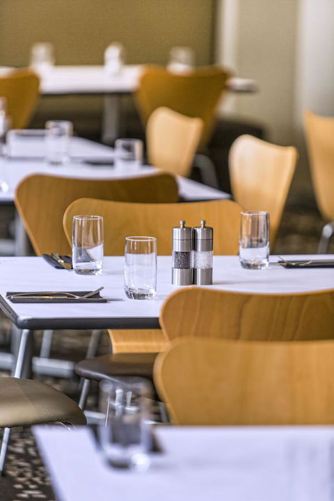 Holiday Inn Melbourne Airport, An IHG Hotel - Flights 6