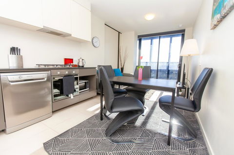 Melbourne SkyHigh Apartments - Flights 8