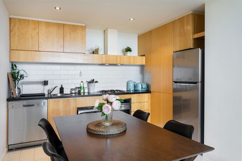 La Maison - Great View, Free Parking, Pool, Gym, Perfectly Located 2BR Apartment - Flights 12