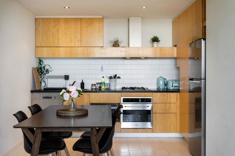 La Maison - Great View, Free Parking, Pool, Gym, Perfectly Located 2BR Apartment - Flights 14