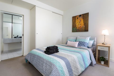 La Maison - Great View, Free Parking, Pool, Gym, Perfectly Located 2BR Apartment - Flights 5