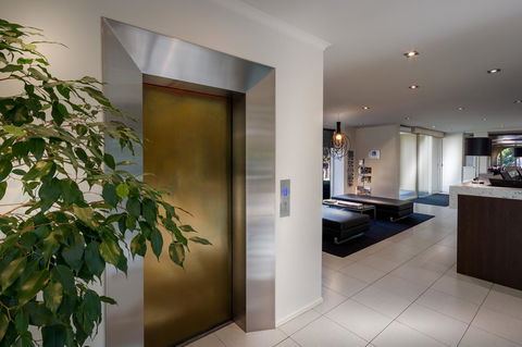 BEST WESTERN PLUS Travel Inn - Flights 22