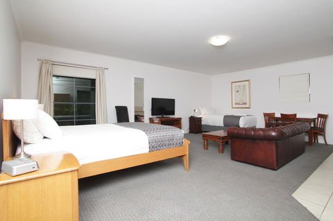 Quality Inn & Suites The Menzies - Flights 10