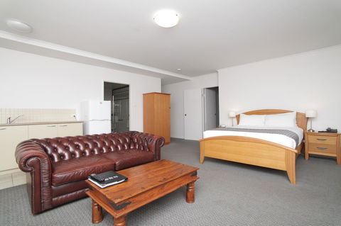 Quality Inn & Suites The Menzies - Flights 8